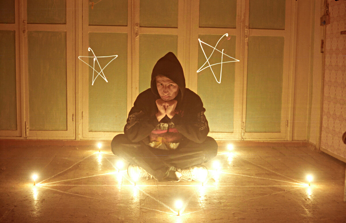 Как призвать мальчика. Пентаграмма со свечами. Ритуал призывание духа. Свечи сатанистов. Пентаграмма на полу со свечами.