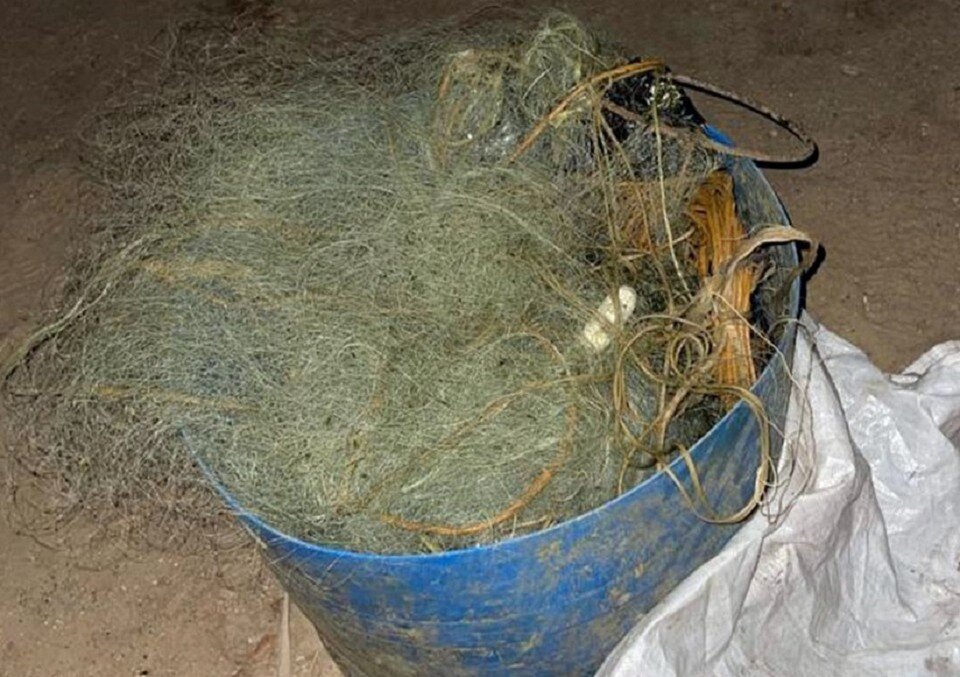     сотрудники транспортной полиции пресекли незаконный вылов биоресурсов. Они обнаружили и Сотрудники транспортной полиции изъяли лодку с подвесным мотором и рыболовные сети. Фото: пресс-служба УТ МВД России по СКФО.