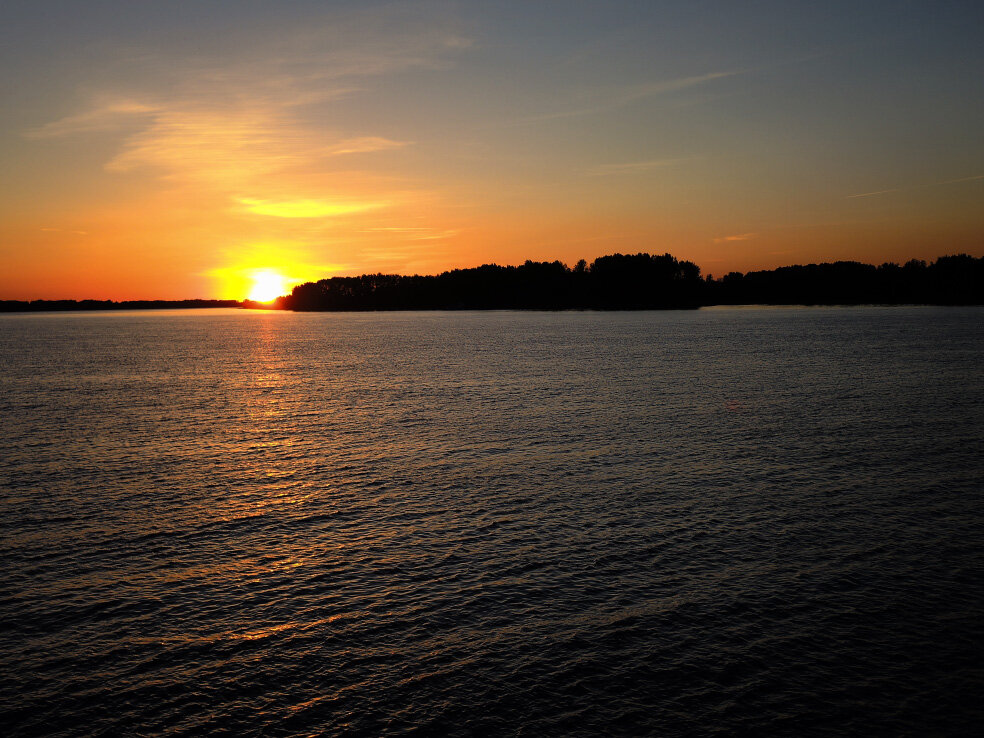 Юпитер 5 на закате. Август закат. Тень солнца на озере. Закат 5 февраля 2024. Закат пятый элемент.