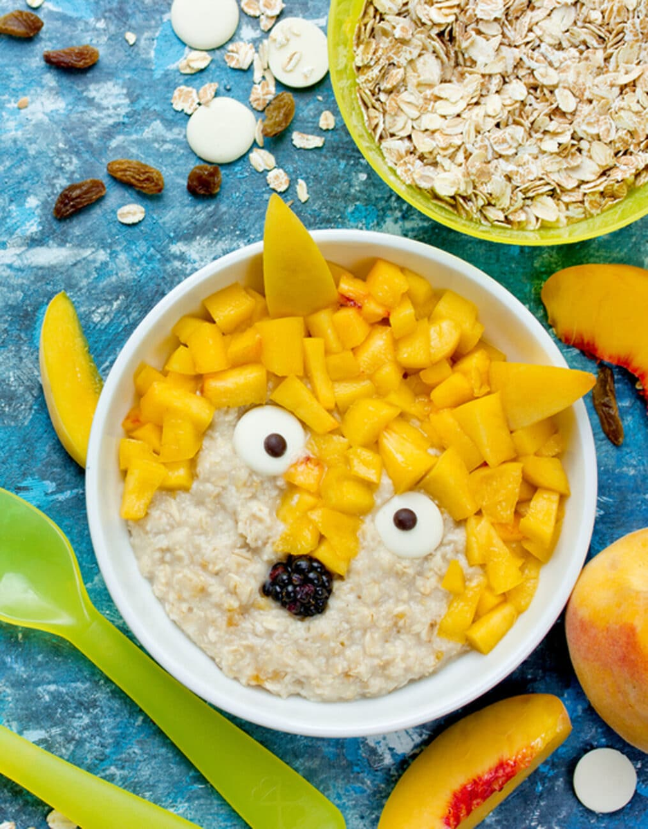 Добавьте описаниеДетская овсяная каша на молоке и с фруктами