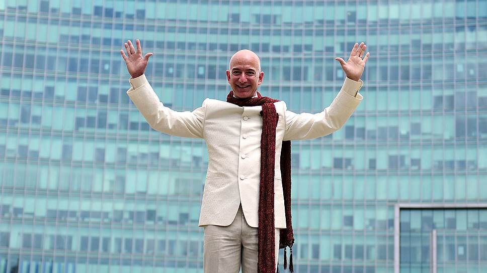 Джефф Безос Состояние: $171 млрд

Источник: Amazon

Возраст: 58

Гражданство: США

Впервые за четыре года Джефф Безос больше не богатейший человек мира. Его состояние на $6 млрд меньше, чем год назад, поскольку акции Amazon упали на 3%. Покинув в июле пост CEO, он занялся другими проектами: например, прошлым летом коммерческая космическая компания Безоса Blue Origin отправила его в космос. А еще он купил суперъяхту и начал больше заниматься благотворительностью, пожертвовав более $1 млрд таким организациям, как фонд Барака Обамы и экологические группы.