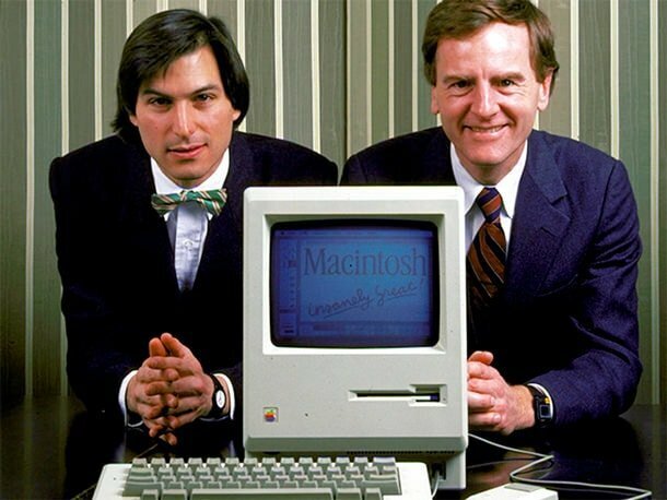 Стив Джобс (слева) и первый Macintoch, 1984 гоl 