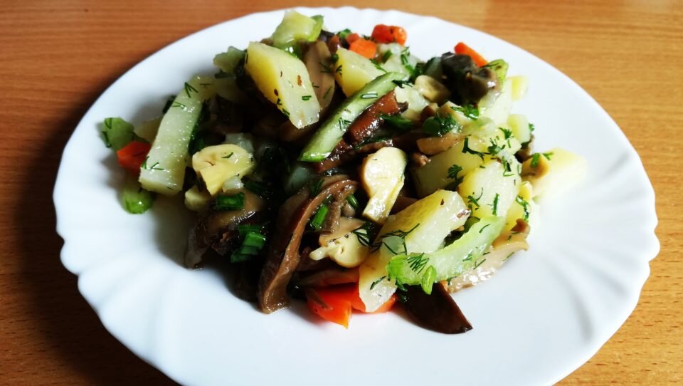 Деревенский салат из грибов и мяса