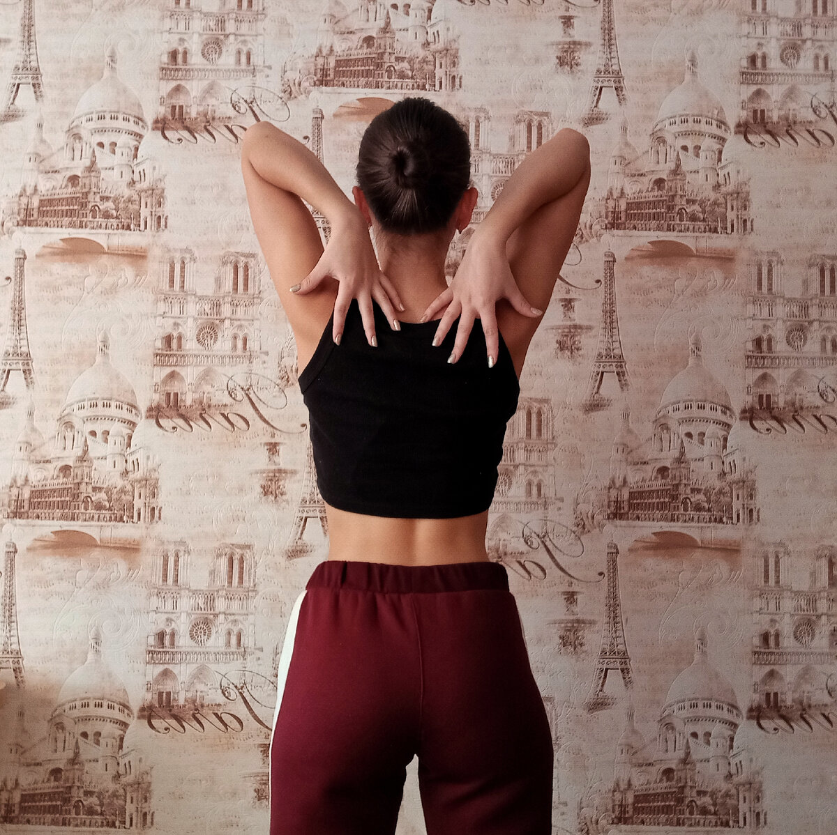 Слабые мышцы - частая причина сутулости. 