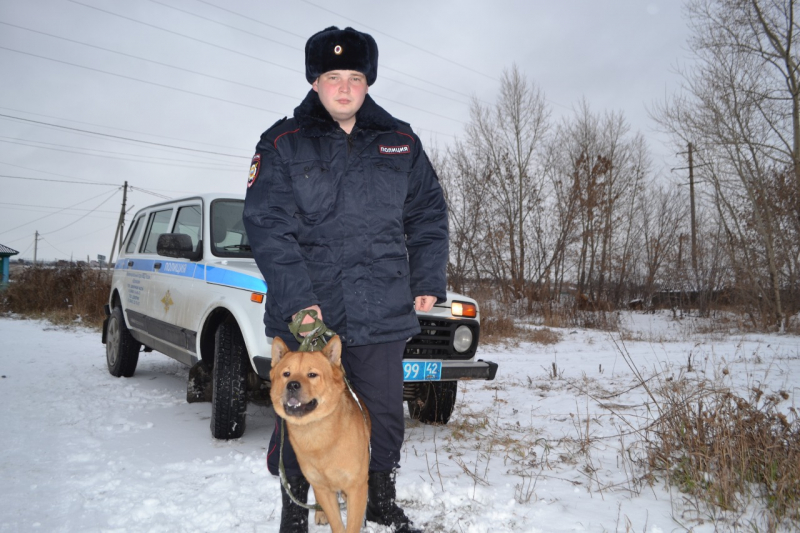 Участковый уполномоченный полиции  Вячеслав Деревянкин и его новый червероногий друг