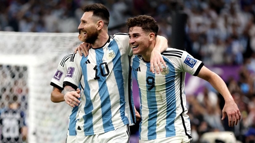     Нападающие сборной Аргентины Лионель Месси и Хулиан Альварес Gettyimages.ru Maddie Meyer - FIFA / Contributor