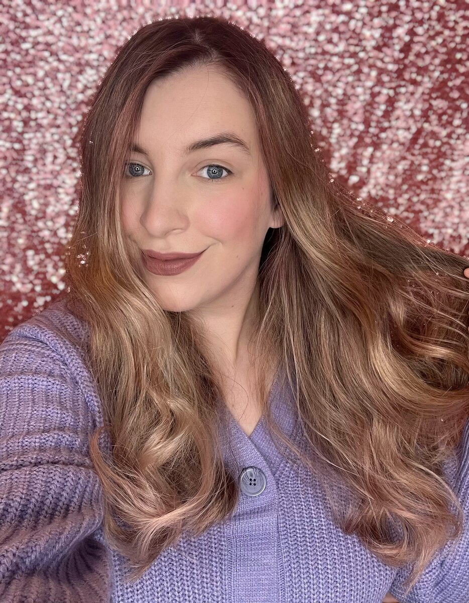 С небольшим макияжем (консилер, румяна, помада), но состояние все равно видно. 