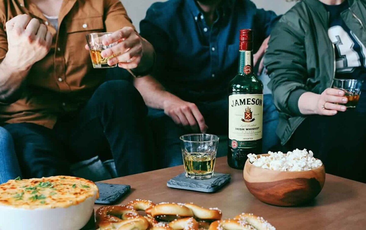    Во время эксперимента, добровольцы могли много пить и закусывать чем угодно