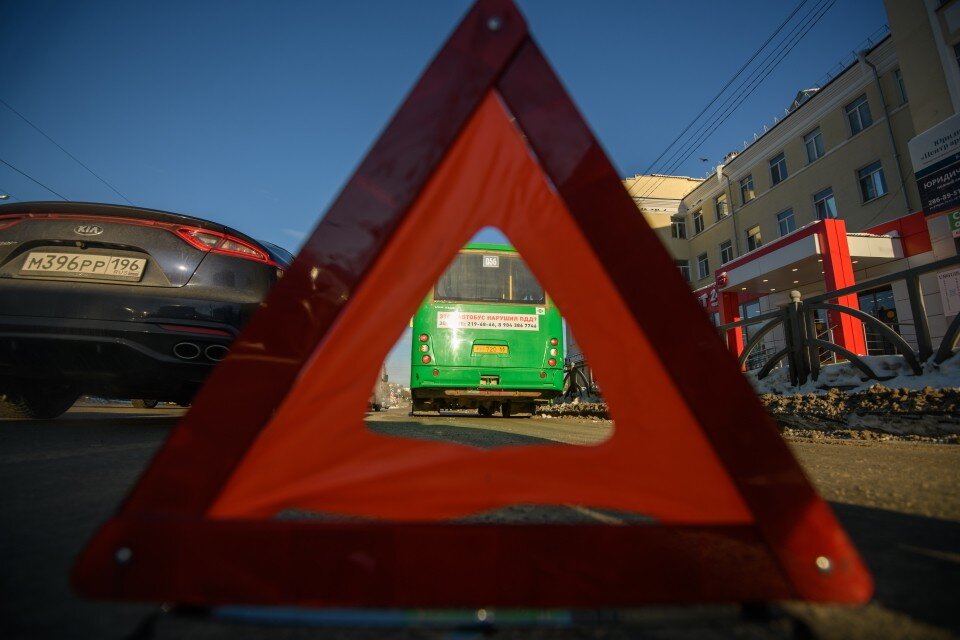     На Калужском шоссе в Москве водитель грузовика не справился с управлением и перевернулся Алексей БУЛАТОВ