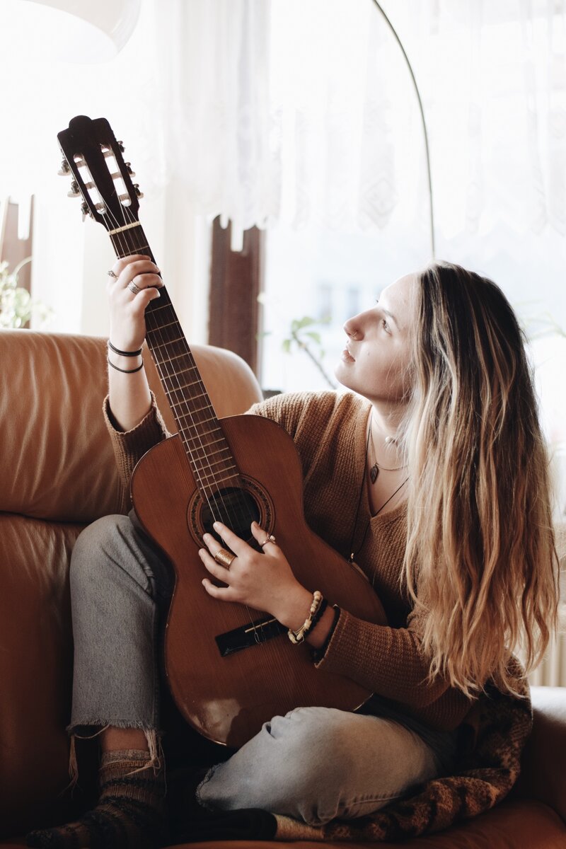 Photo by Hannah Gullixson on Unsplash. У девушки на этом фото классическая гитара. Держит она ее конечно странно, но чего не сделаешь ради красивого фото.