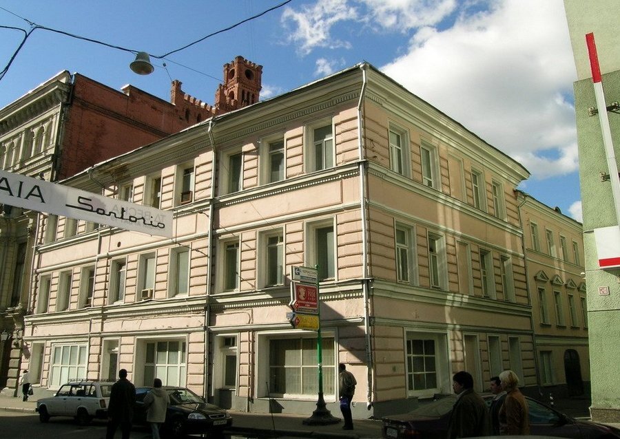 Знаменитый «расстрельный дом» на Никольской, 23 в Москве. Запах здешних подвалов был хорошо знаком Василию Блохину и его жертвам.  С 1935 по 1950 год в этом Доме выносили смертные приговоры, а в его подвалах расстреливали.