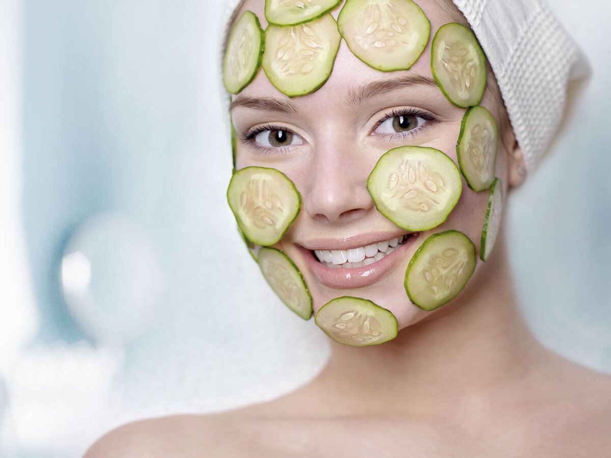 В советские времена огуречный бальзам был очень популярен в косметических продуктах для очищения кожи лица. Теперь на полках магазинов представлен большой выбор бальзамов для лица с различным спектром активности. Но вы согласитесь, что приготовление лосьона на дому с натуральными ингредиентами не менее полезно.