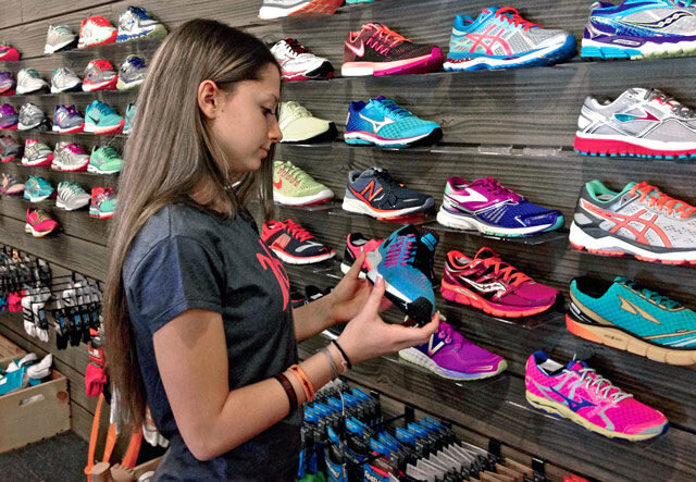 Выбрать кроссовки для бега не так сложно, если вы знаете пять основных критериев подбора идеальной беговой обуви.  Источник: https://marathonec.ru/kak-pravilno-vybrat-krossovki-dlya-bega/ 1.