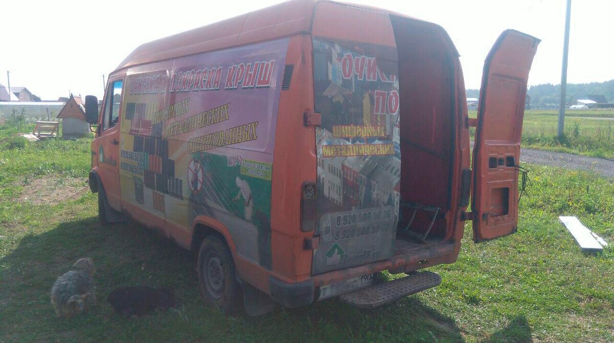 В назначенное время приехал вот такой вот автобусик, внутри которого и приехал мини экскаватор