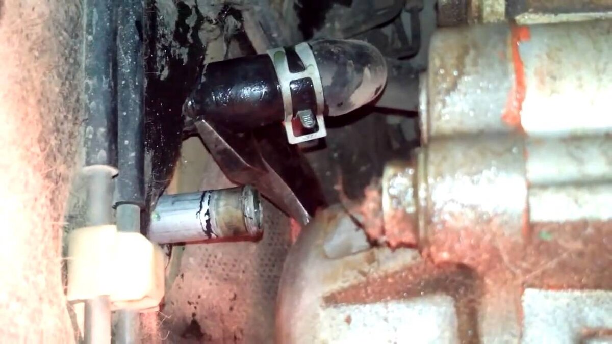 Обводная трубка, добраться к ней сложно