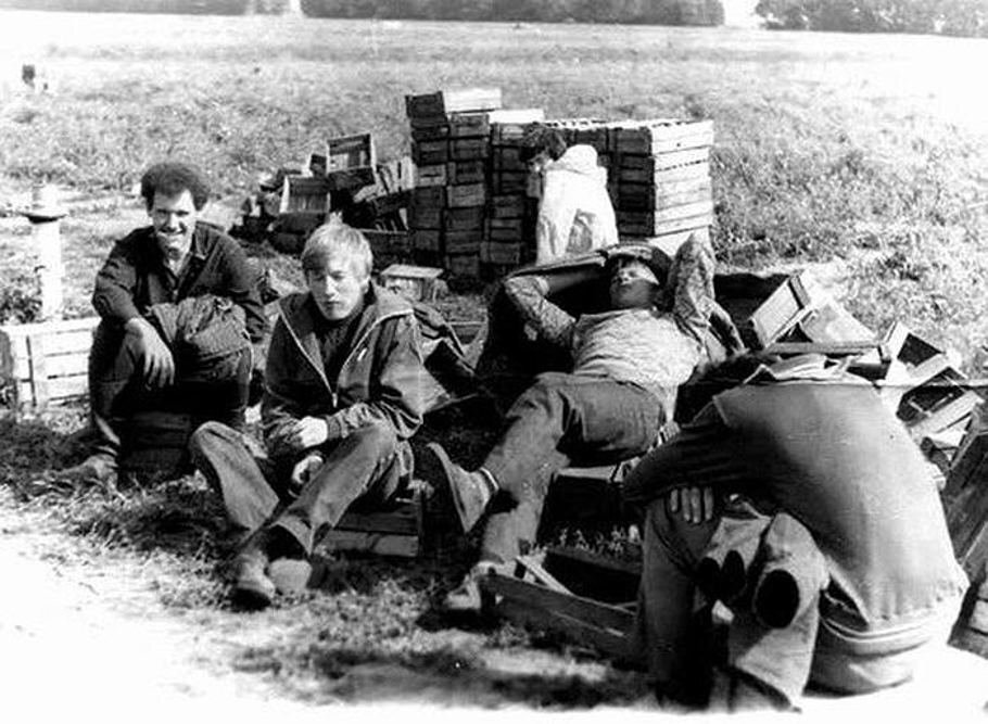  Одним из неотъемлемых признаков жизни в СССР была поездка «на картошку».-3-3