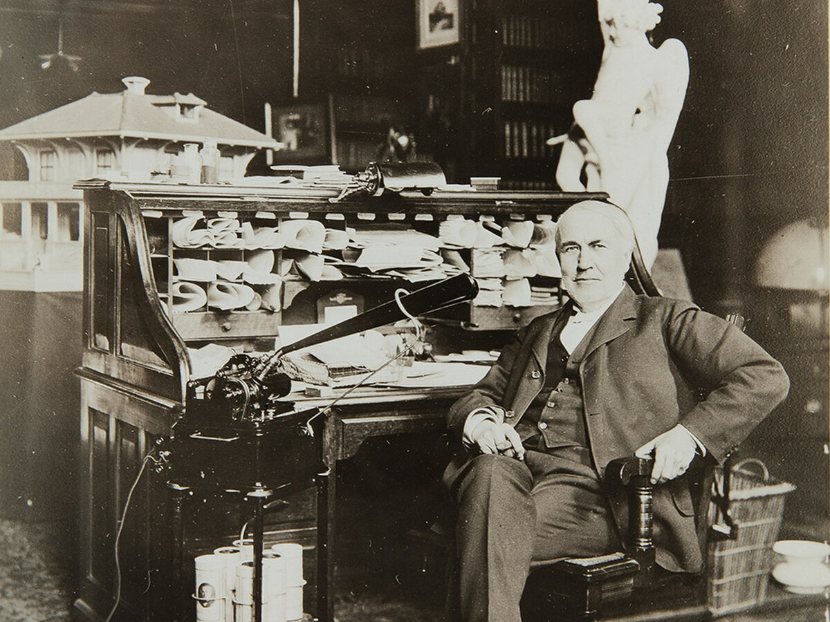 Томас Эдисон за рабочим столом