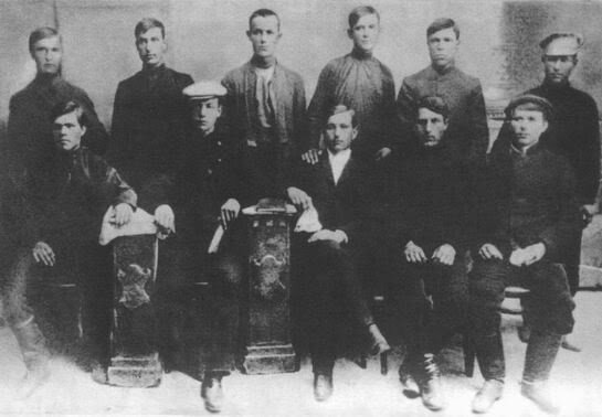 Анархисты, 1907 год. Нестор Махно — сидит крайний слева.