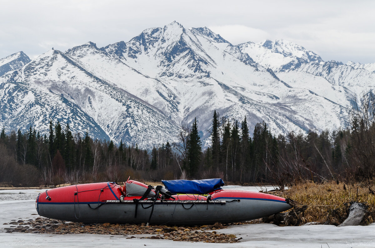 Катамаран на фоне "Северо-Муских гор"