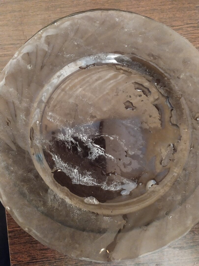 Тарелка. Была прозрачной и коричневой. И нет, это не блики света