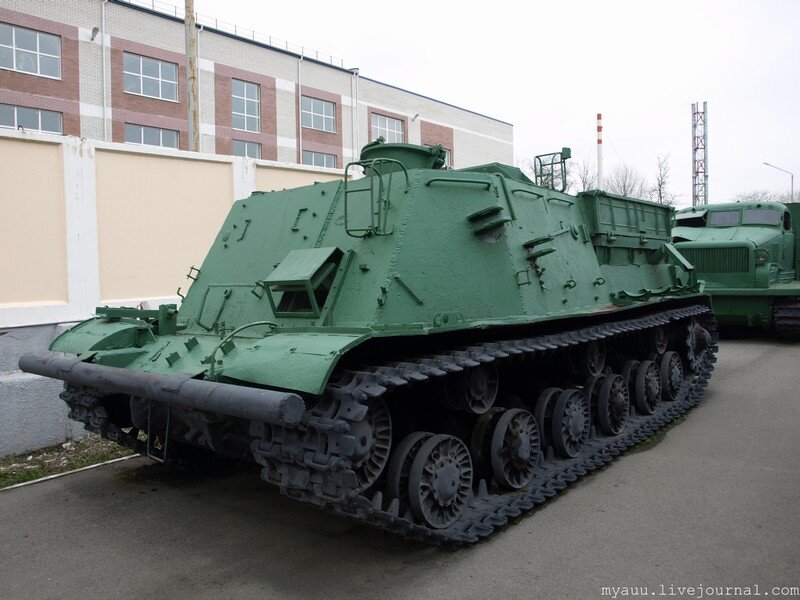 БТТ-1 (Бронированный Танковый Тягач) - переоборудованная ИСУ-152