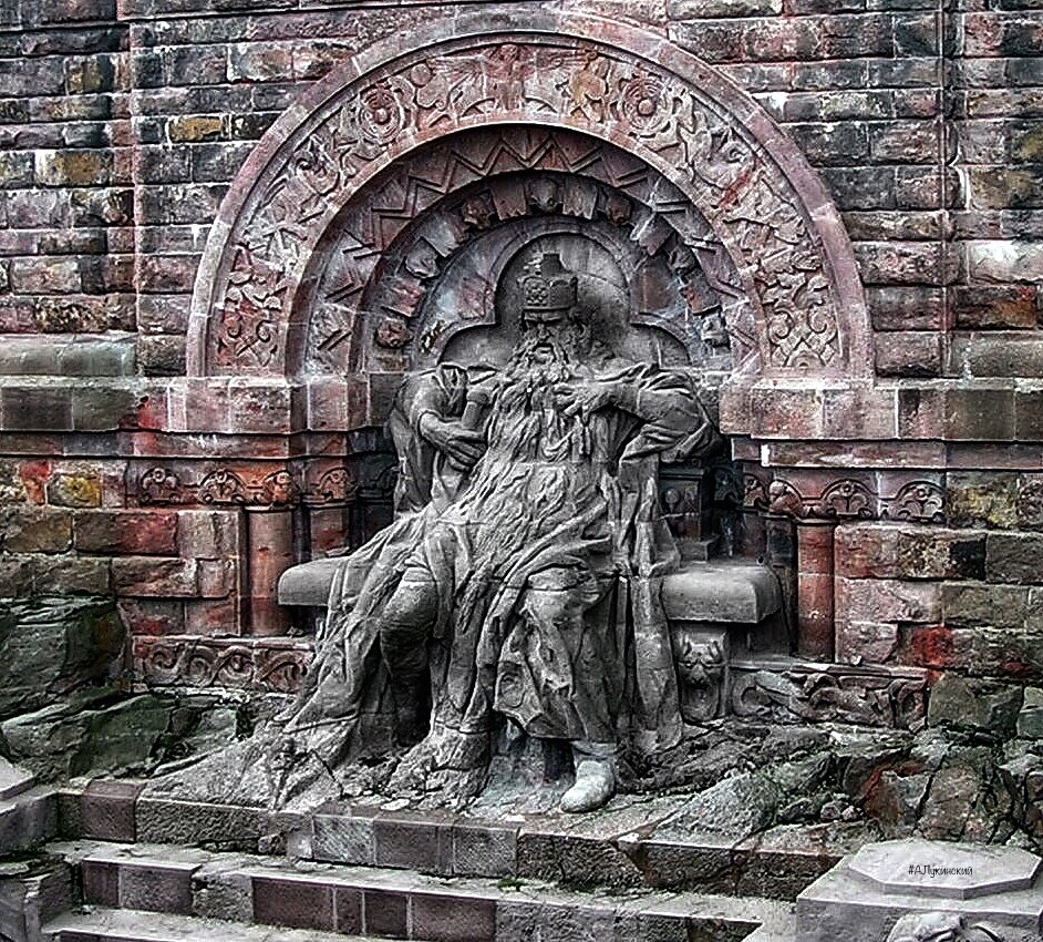 Скульптура Барбароссы. Его знаменитая  борода опутывает императорский трон 