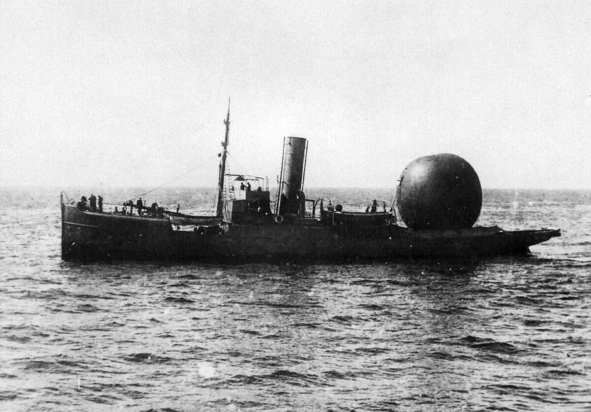 Английское буксирное судно, оснащенное наблюдательным аэростатом (1908 год)