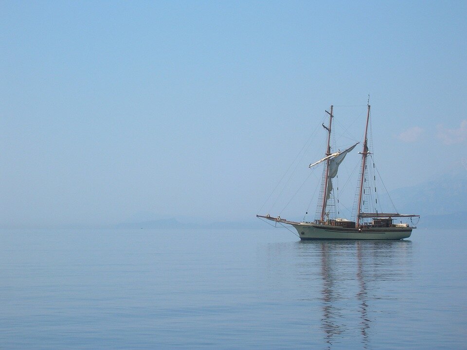 https://pixabay.com/ru/photos/море-парус-тишина-покой-яхта-вода-3402193/
