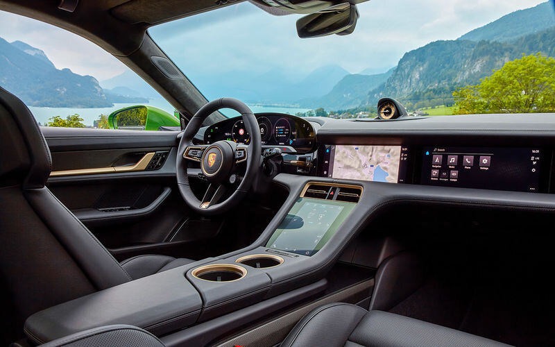 Архитектура и компоновка — дань уважения истории. Салон щедро украшен тачскринами, которым доверили вообще всё. Зато часики — со стрелкой!