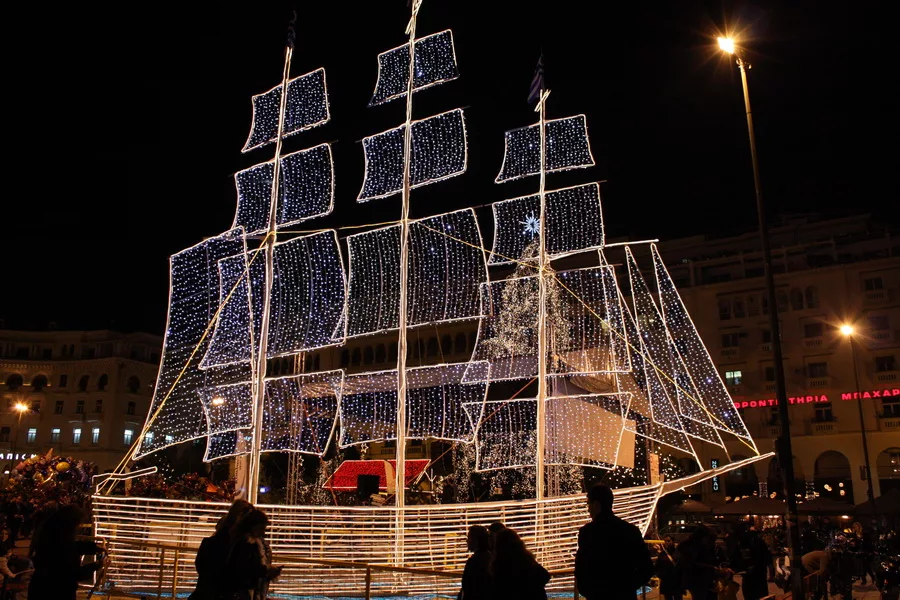 Корабли украшены. Рождественский кораблик в Греции. Корабль Греция новый год. Новогодний корабль в Греции. Новогодние украшения корабль.