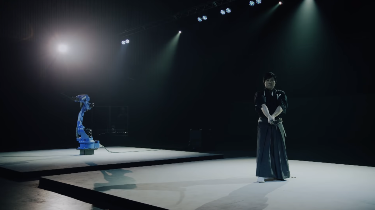 Робот против человека. Ну не прелесть? :)
