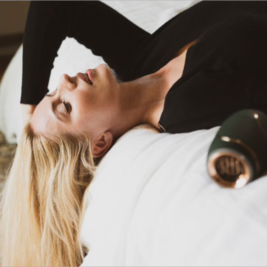 Новая технология фена AER не только защищает ваши волосы, но и подстраивается под любой тип волос. Так что, будь у вас кудрявые волосы или гладкие и прямые