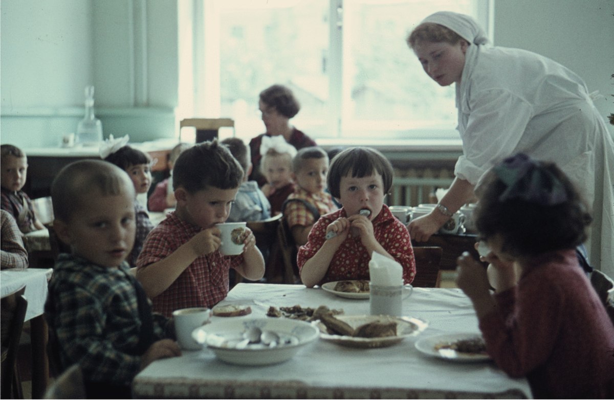 Советские люди как дети. Обед в детском саду СССР. Советские дети в детском саду. Детские сады в СССР. Детский сад в Советском Союзе.