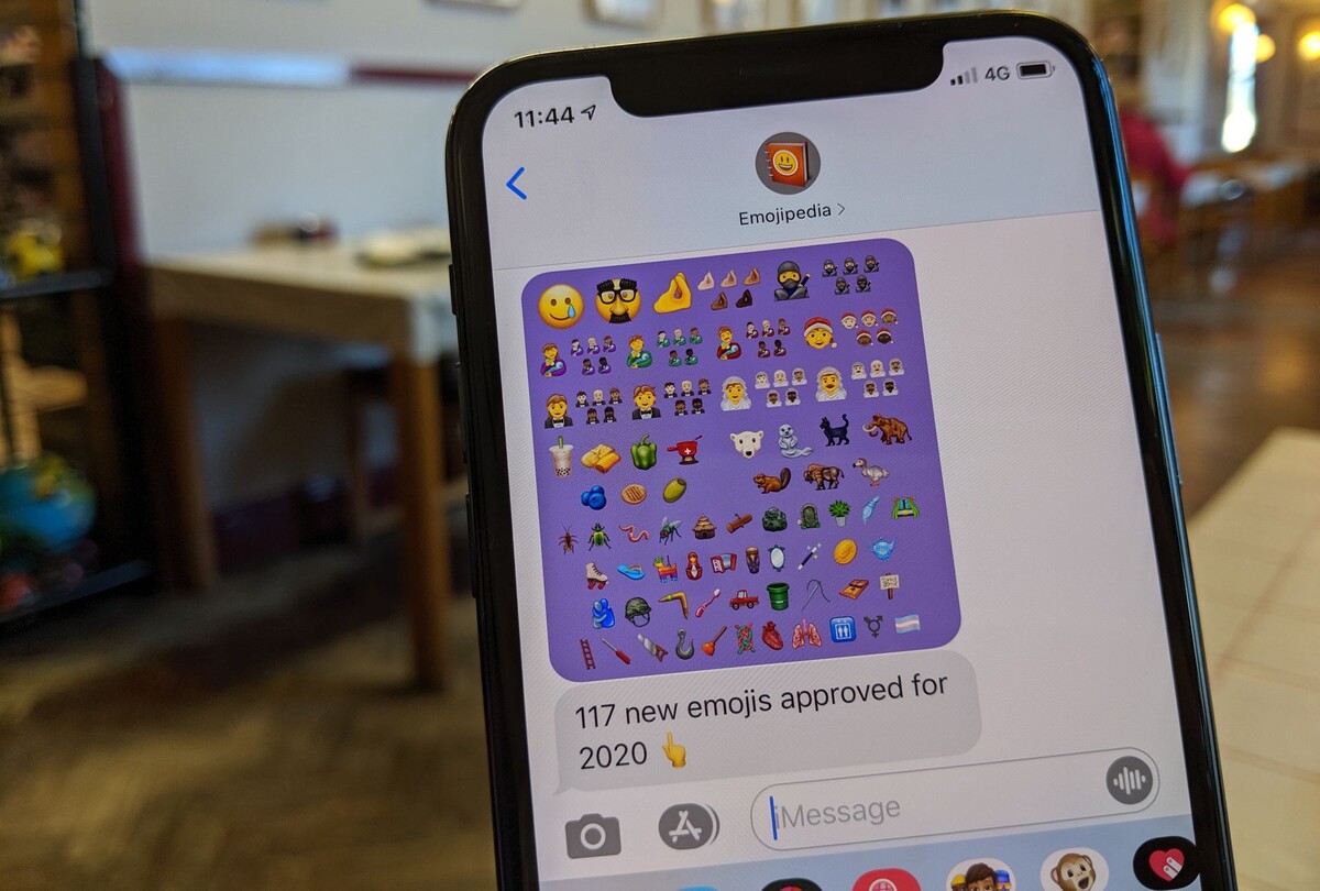 Изображение взято с https://blog.emojipedia.org/