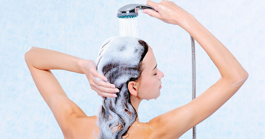 Метод мытья головы. Шампунь для головы. Мытье волос. Гигиена волос. Девушка с шампунем.