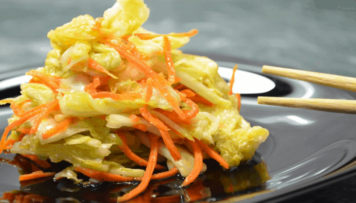 
Один из самых простых рецептов, но очень удачных. Маринованную капусту любят все без исключения, а если заменить обычную пекинской, блюдо заиграет новыми красками.