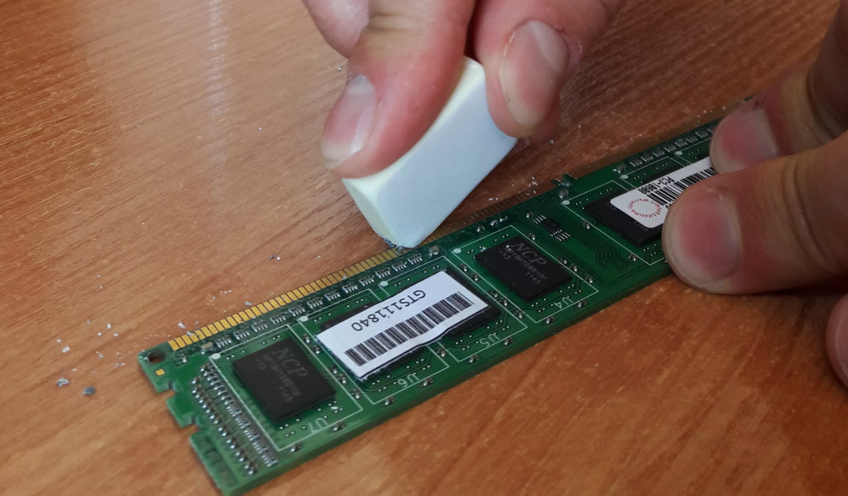 Чистим оперативку от окисления :D