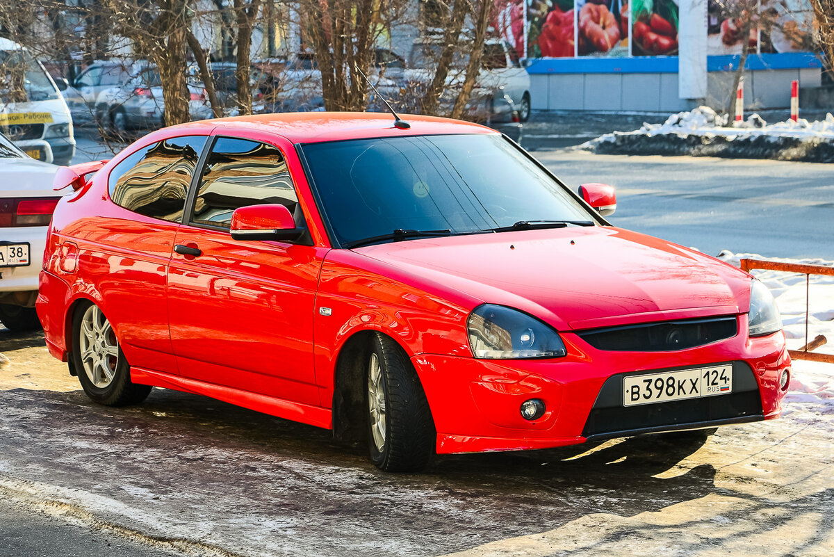 Автомобиль ВАЗ 2172 (Лада Приора хэтчбек) создан на базе седана ВАЗ 2170. Серийное производство Лада Приора хэтчбек началось в феврале 2008 года. 
По своим техническим характеристикам ВАЗ 2172 практически не отличается от ВАЗ 2170 (Лада Приора седан).Отличие данной модели ВАЗ лишь в типе кузова и отделке салона. Также Лада Приора хэтчбек имеет более вместительный багажник.