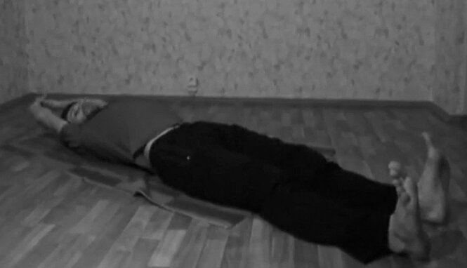 Тянем обе руки вдоль туловища вверх, делая глубокий вдох через нос