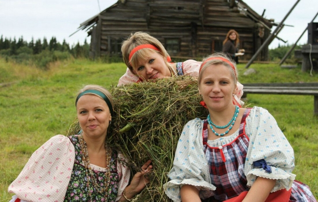 Ленивая деревенщина. Русские женщины в деревне. Простая Сельская женщина. Русские сельские женщины. Три деревенских женщин.