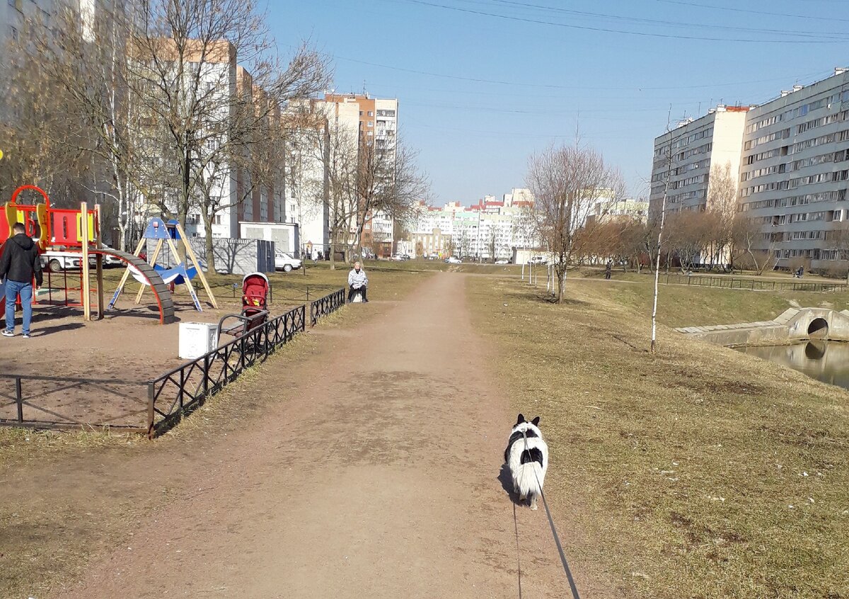 28 марта, 2 дня до время Че. Народ еще гуляет.