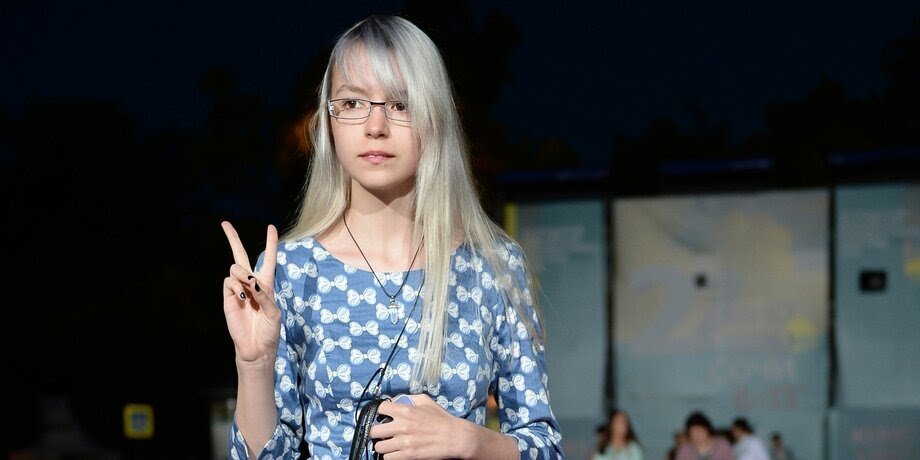 Дочь актера Михаила Ефремова и актрисы Ксении Качалиной Анна-Мария тоже привлекла к себе внимание в 2016 году, когда неожиданно призналась через социальные сети в своей нетрадиционной сексуальной ориентации. И не только.

"Я гендерфлюид, лесбиянка (с девушкой), Весы, Гюго с перекосом в Максима, феминистка, атеист, ролевик, адовый слэшер, личинка художника и интроверт, днями сидящий в своей берлоге. Мультифандомщик, немного анимушник. Люблю сладкий чай и мармеладки. Сложности в общении: раздвоение личности, глюки, высокий интеллект, нестабильная самооценка", – написала о себе девушка в 16 лет.

Сообщение Анны-Марии вызвало бурную реакцию в соцсетях, ее признание растиражировали многие СМИ.