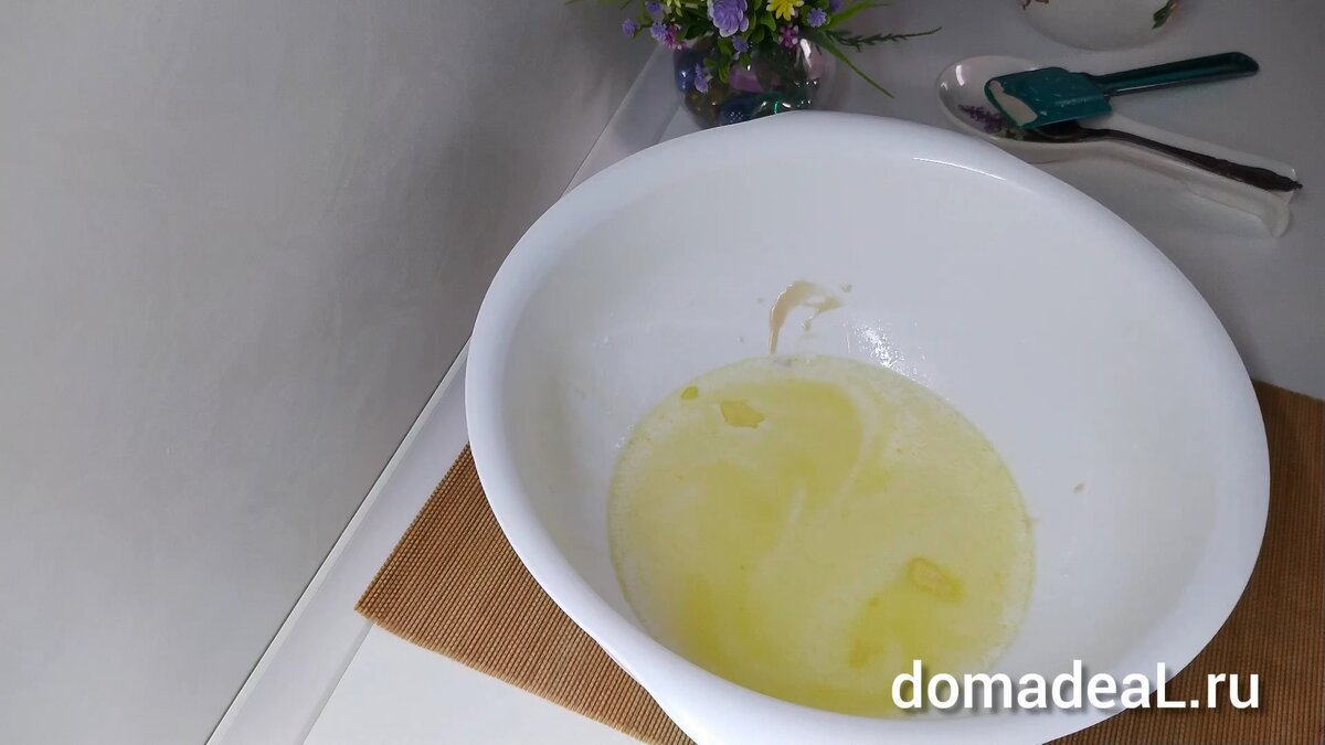 В теплое молоко добавить дрожжи