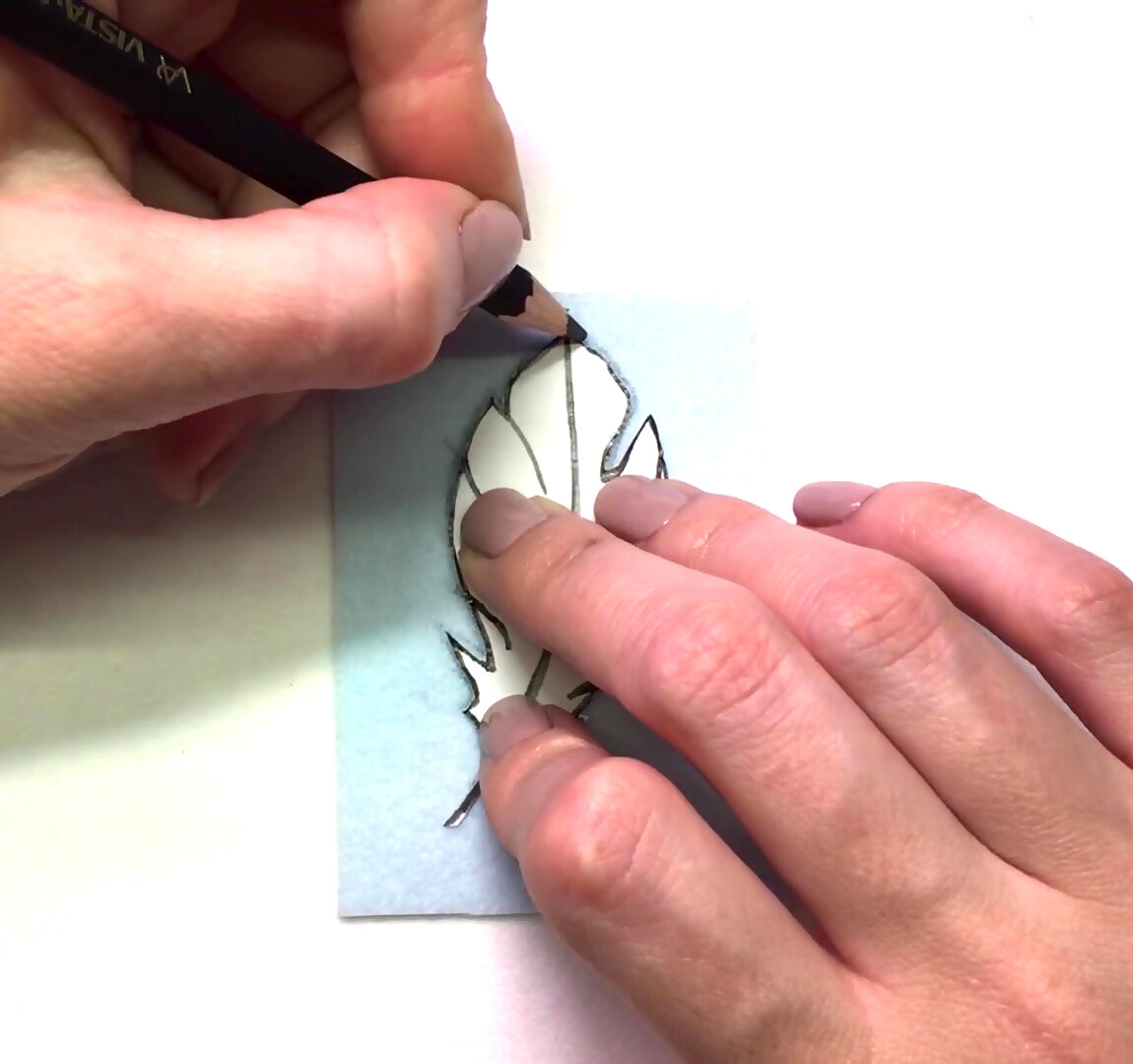 С помощью мягкого карандаша можно легко нарисовать силуэт, при этом не повреждая материал