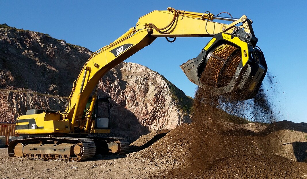 Экскаватор с ковшом-просеивателем