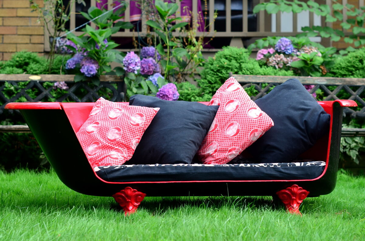 Диван из старой ванны.

