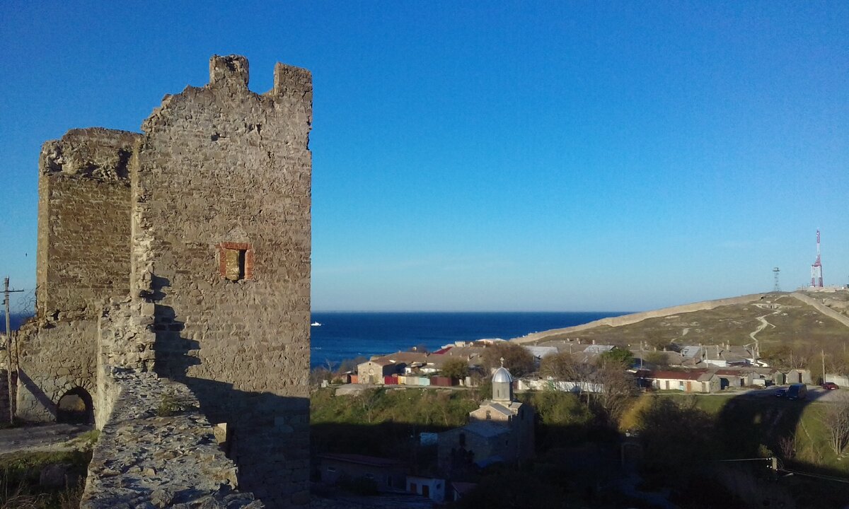 Вид на море и башню Криско из  Цитадели древней Каффы. 