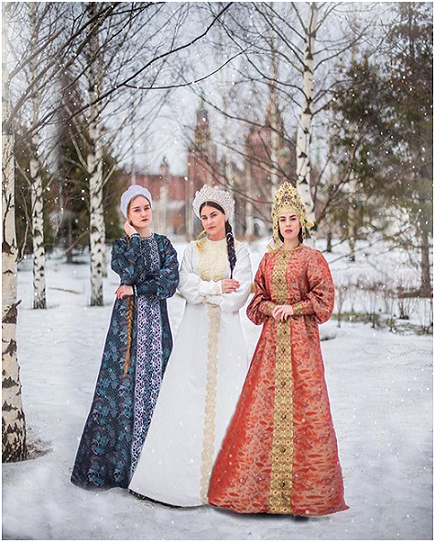 Боярыни на фоне храма                                  