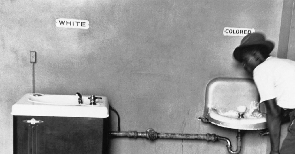    1950, отдельные фонтаны для воды в Северной Каролине. Эта фотография, указывающая на несправедливость социальной сегрегации, стала общепризнанным символом необходимости перемен. Глядя на нее сейчас, можно сказать, что многое изменилось с тех пор.  