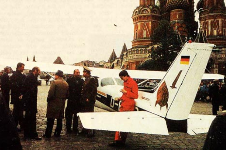 Западногерманский летчик-любитель Матиас Руст приземлился возле Красной площади